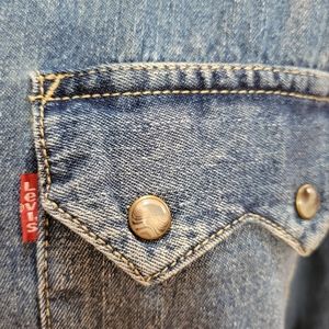 VINTAGE LEVI'S denim button shirt. Size small.